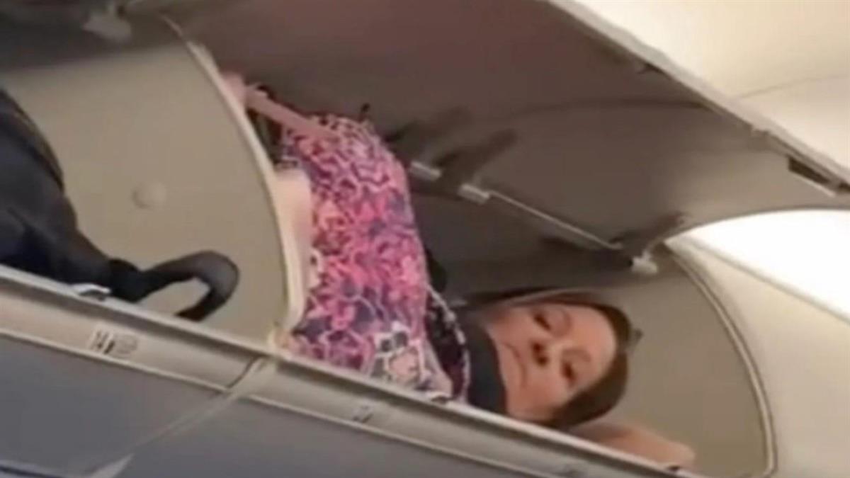 Επιβάτισσα αεροπλάνου μπήκε στο ντουλάπι αποσκευών για να... κοιμηθεί!